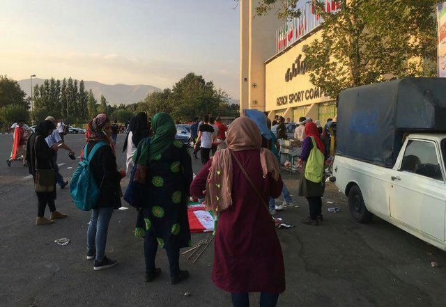 روایتی از زنان بازداشتی روبه‌روی استادیوم